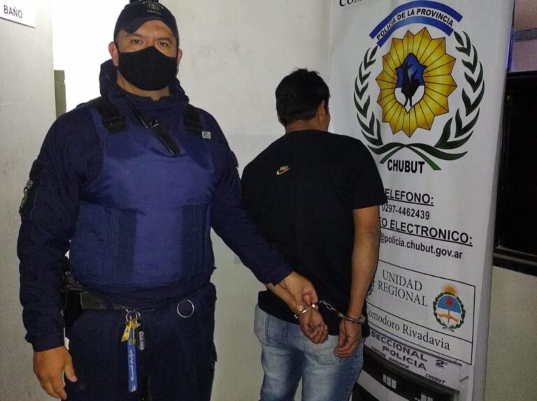 Un hombre fue detenido por golpear a su pareja en la vía pública
