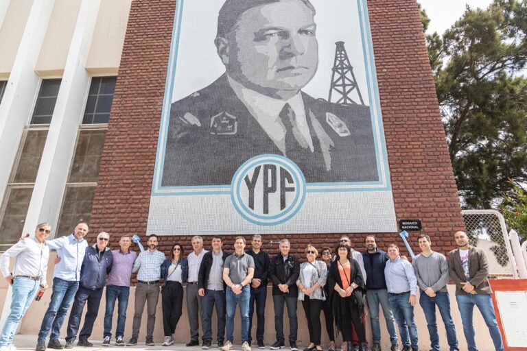 Quedó inaugurado un imponente mural en homenaje a Enrique Mosconi