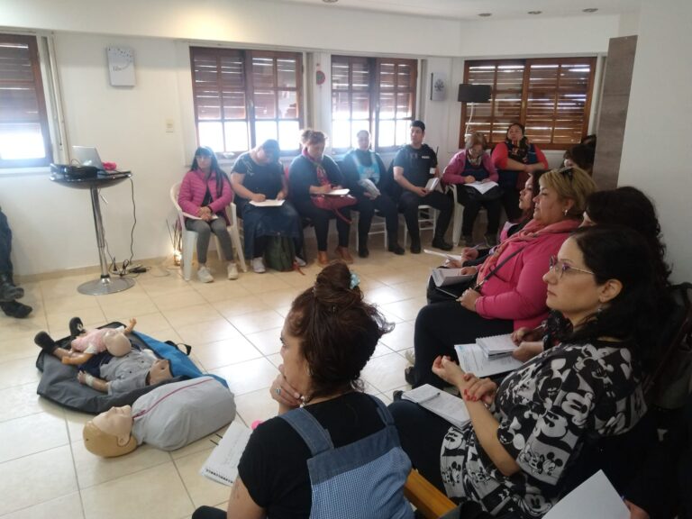 Personal de Instituciones Sociales y Policía Comunitaria se capacitó en Primeros Auxilios y RCP