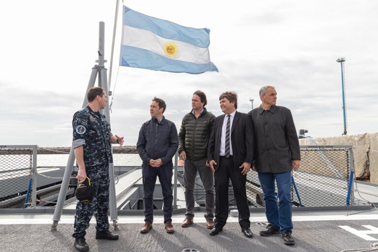Luque recorrió el ARA Contraalmirante Cordero y destacó su tecnología de última generación