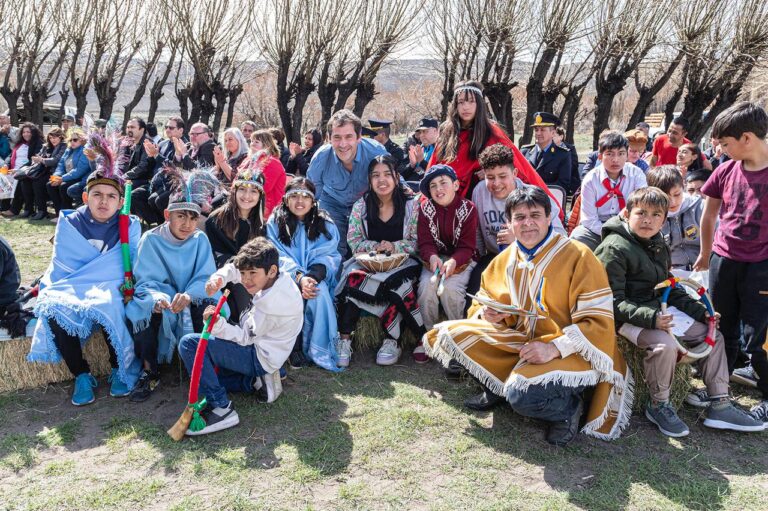 Luque acompañó el centenario de la escuela de Ricardo Rojas