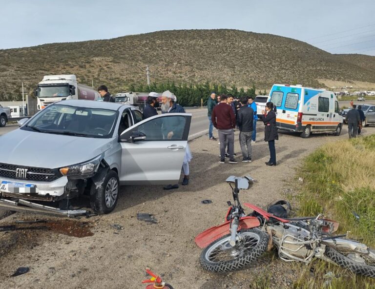 Un auto impactó contra una moto y uno de los conductores debió ser hospitalizado