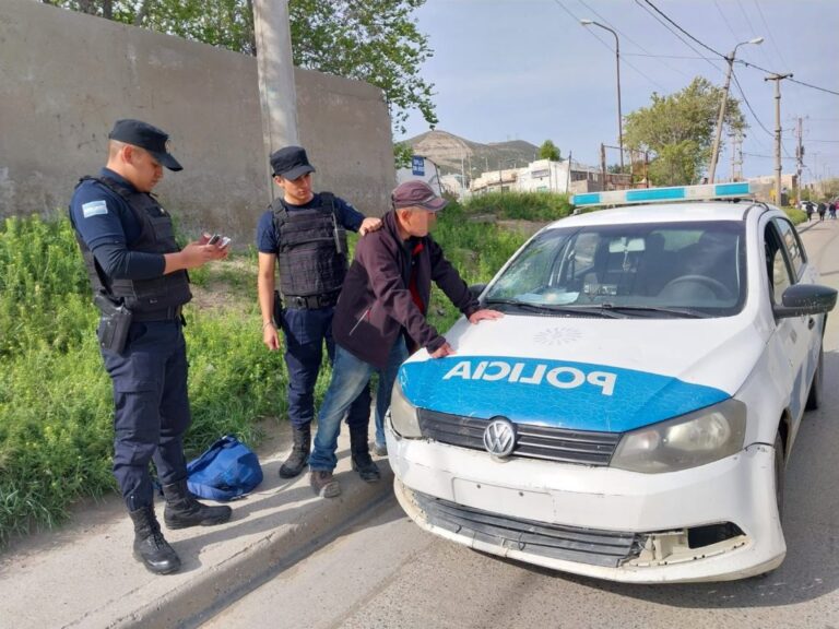 Circulaba en la vía pública y tenía pedido de captura