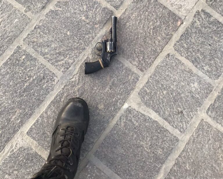 Tomaba alcohol en la vía pública, lo revisaron y tenía un arma en su poder