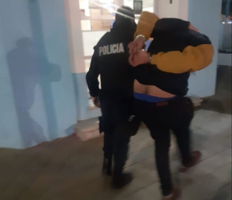 Dos hombres fueron detenidos por intentar robar un auto en pleno Centro