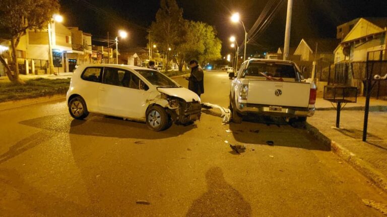 Chocó en Avenida Polonia contra una camioneta estacionada y tenía pedido de captura