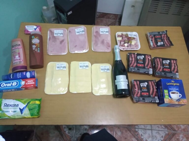 En un carrito de bebé intentaron robar mercadería de un supermercado