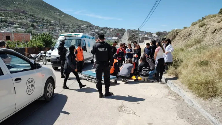 Una menor de edad caminaba por la calle y fue atropellada por una taxista