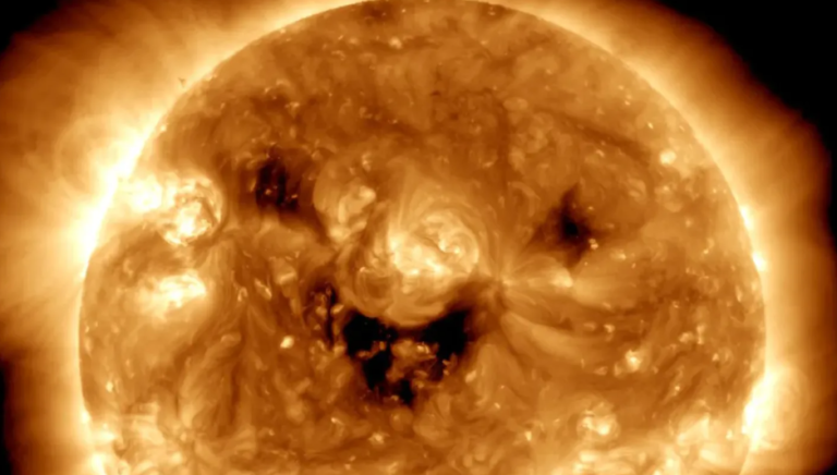 La NASA fotografió al sol “sonriendo” y hubo una catarata de memes