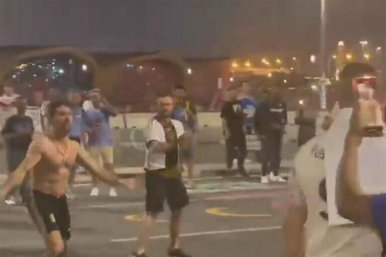 La batalla campal entre hinchas argentinos y mexicanos en Qatar: insultos contra Messi, trompadas y patadas
