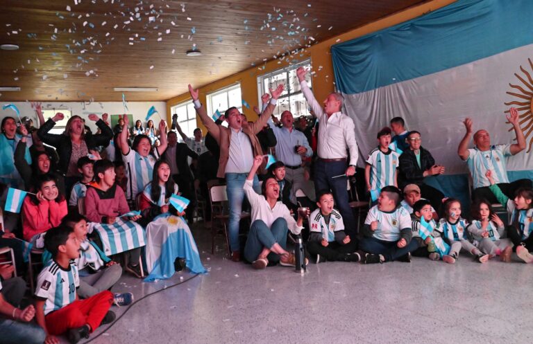 Junto a la comunidad de Carrenleufú, Arcioni compartió el partido de la selección Argentina