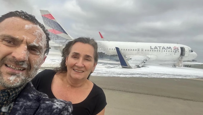 Se incendió el avión en el que viajaban y se sacaron una selfie