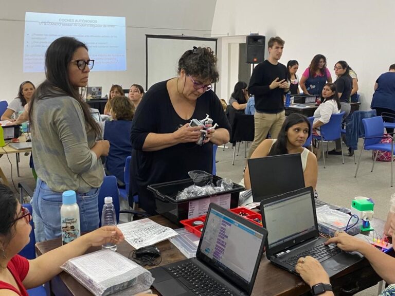 Más de 100 docentes de Comodoro Rivadavia participaron de la propuesta Proyecto En Marcha