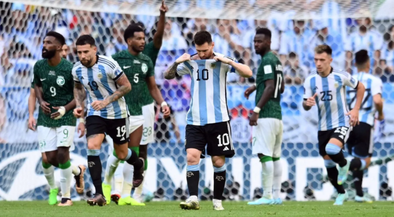 Argentina cayó 2-1 ante Arabia Saudita y sufrió un duro golpe en el debut mundialista