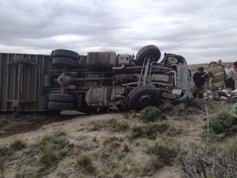 Murió un camionero al volcar al norte de Comodoro
