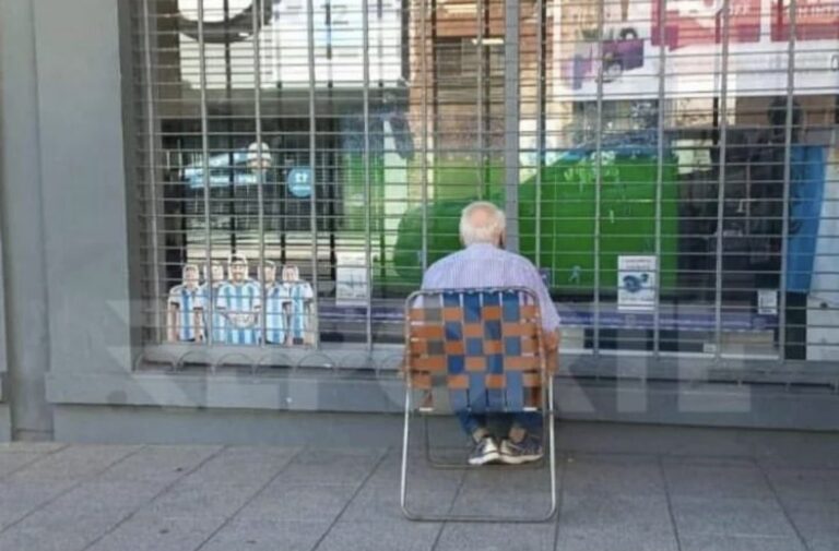 La conmovedora historia de Carlos, el hincha inquebrantable que miró todos los partidos desde una vidriera
