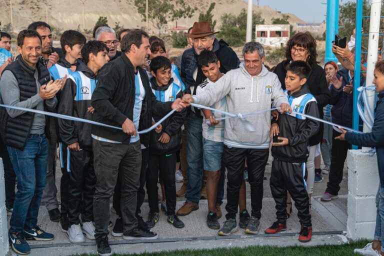 Luque inauguró una nueva cancha de césped sintético y la iluminación en Tiro Federal