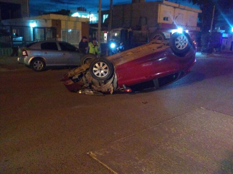 Conducía en estado de ebriedad, chocó y volcó