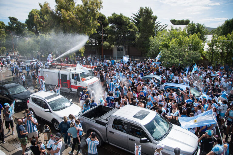 Rada Tilly festejó la consagración de Argentina en el Mundial y los Bomberos Voluntarios participaron de la celebración