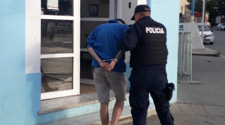 Rompió el vidrio de una vivienda, se escapó pero terminó detenido por el propietario