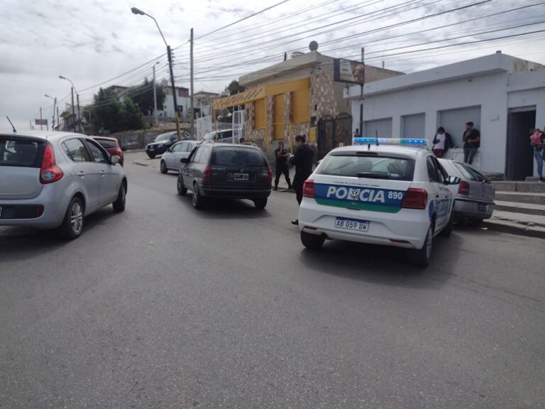 Les apuntó con un arma larga a los clientes de un comercio