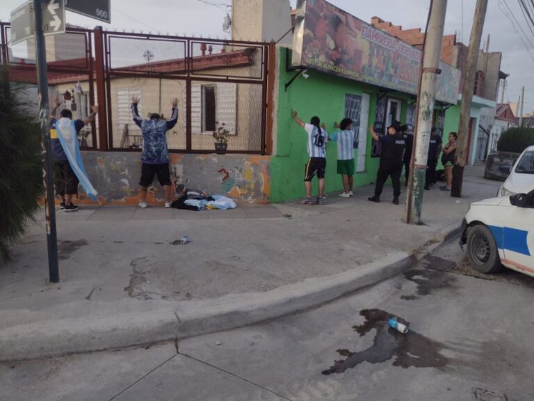 Detuvieron a un joven por robarle cerveza a un vecino