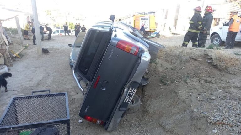 Conducía ebrio, desbarrancó y chocó un auto estacionado