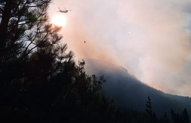 Brigadistas trabajan para controlar incendio en Epuyén