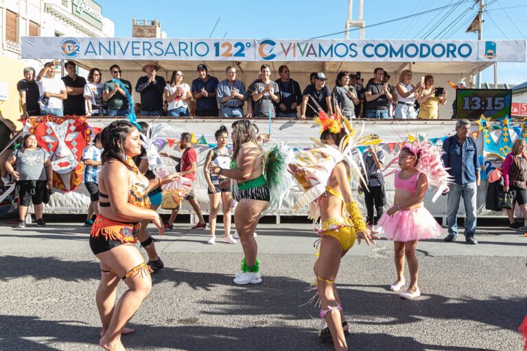 Luque participó de los Carnavales y destacó el importante rol social de las murgas comodorenses