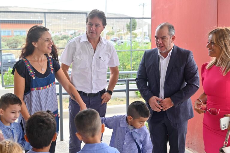 El ministro Grazzini acompañó el inicio de clases en la Escuela de Nivel Inicial N° 4.402 de Rada Tilly