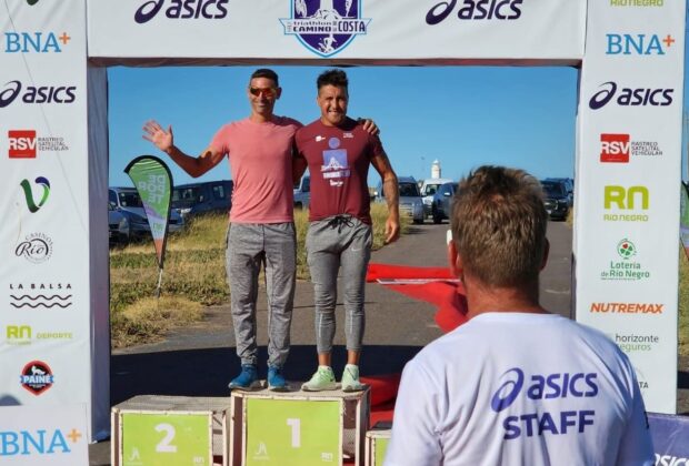 Marcos Hernández en el podio del Triatlón Half Camino de la Costa