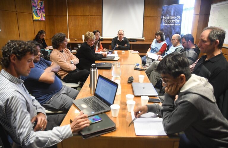 Educación: Cuatro de los cinco gremios docentes firmaron el acuerdo con el Gobierno de la Provincia