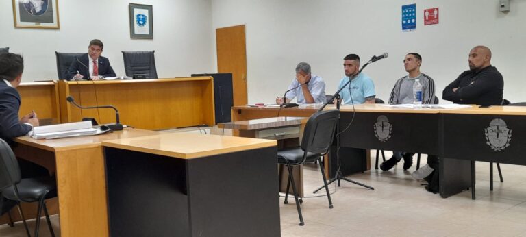 Seguirán presos los imputados de balear a dos policías