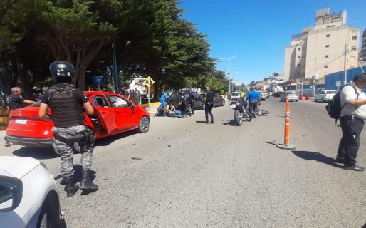 Un motociclista resultó herido luego de un fuerte choque contra un auto