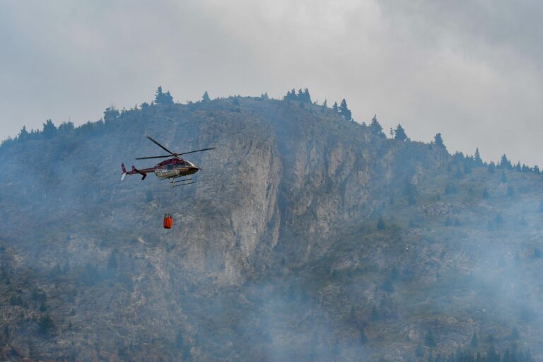 Más de 120 personas y medios aéreos participan de los trabajos para controlar el incendio en Epuyén