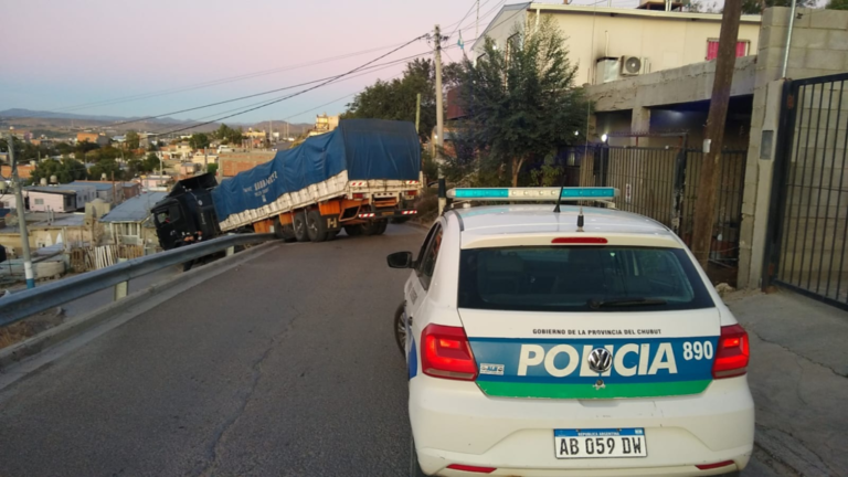 Un camión quiso pasar por una curva angosta y quedó atrapado