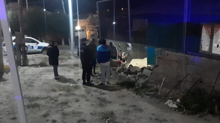 Conducía en estado de ebriedad y chocó contra un paredón