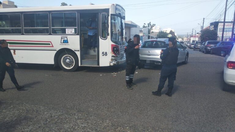Fuerte choque entre un auto y un colectivo: cuatro pasajeros resultaron heridos