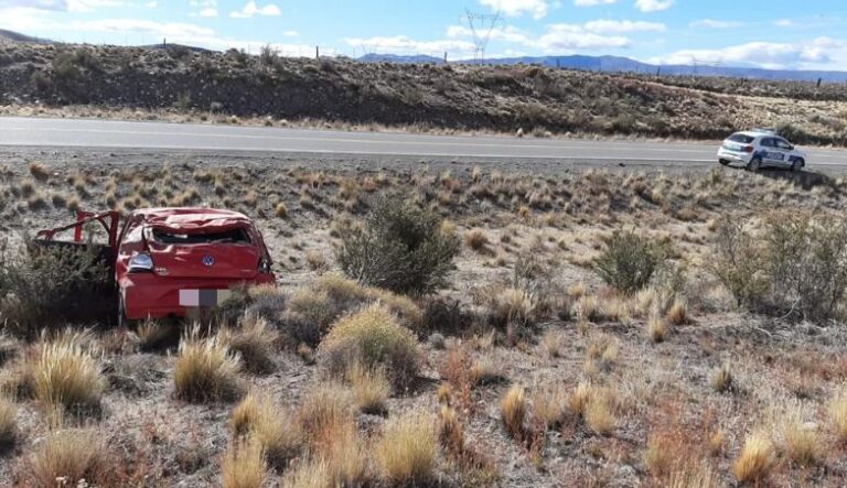 Una familia comodorense volcó en la Ruta 40: Cuatro personas debieron ser trasladadas al Hospital