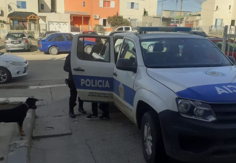 Fue detenido por un intento de robo y entre sus pertenencias, tenía el DNI y la tarjeta de un policía