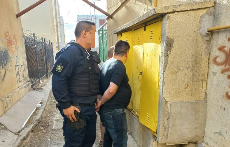 Lo atraparon intentando ingresar en un edificio de las 1008 y tenía pedido de captura vigente