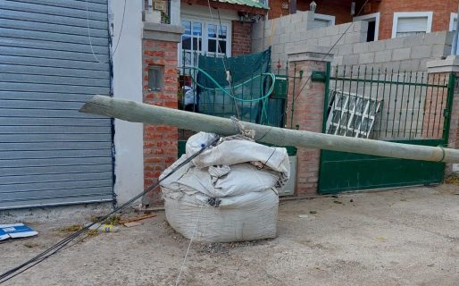 Un camión que llevó una batea tiró postes de energía: Uno cayó sobre un vehículo