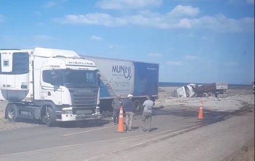 Tres camiones chocaron y un conductor sufrió heridas