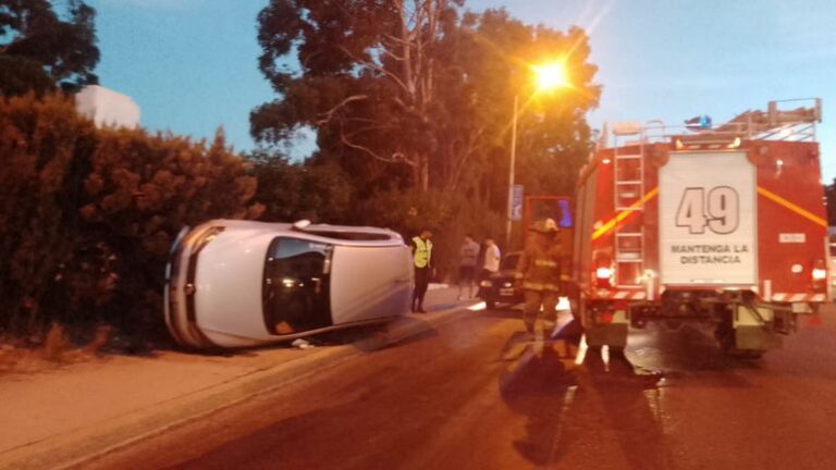 Manejaba ebrio y volcó frente al Club Huergo