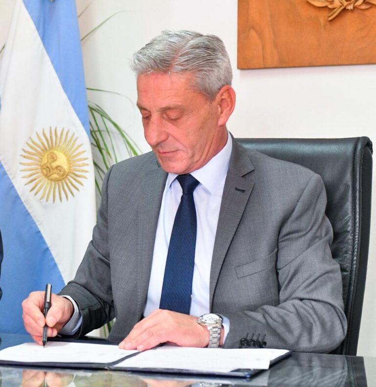 El gobernador Arcioni firmó el decreto que adelanta al 30 de julio las elecciones provinciales