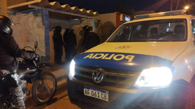 Le pegó a un chico con una manopla metálica para robarle el celular