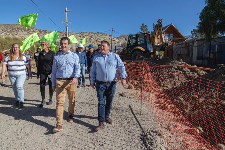 Luque recorrió otra importante obra de gas que beneficiará a 120 familias de barrio Centenario