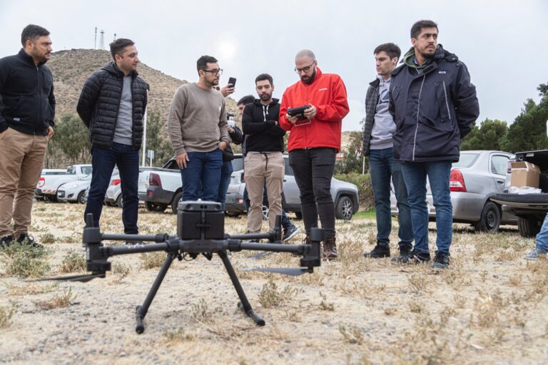 Continúan con las tareas de relevamiento de los movimientos del cerro Chenque y la ladera costera del Chalet Huergo