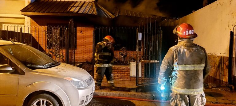 Una familia terminó internada tras incendiarse su casa en el barrio La Loma