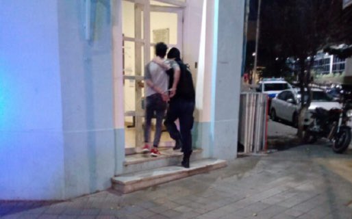 Lo quisieron sacar del boliche y se puso a pelear con los policías